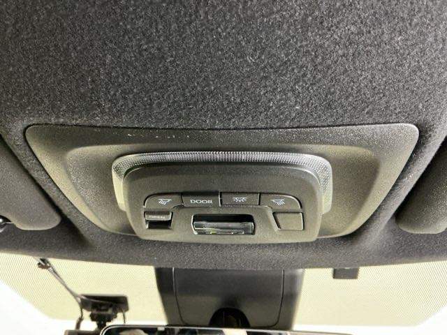 カローラクロス ハイブリッドＺ　ナビ　Ｒカメラ　ブルートゥース　フルセグ　コーナーソナー　ＵＳＢ　衝突軽減Ｂ　記録簿有　シートヒーター付き　スマキ－　Ｂモニター　アクティブクルーズコントロール　アイドリングストップ　イモビ　ＬＥＤ（50枚目）