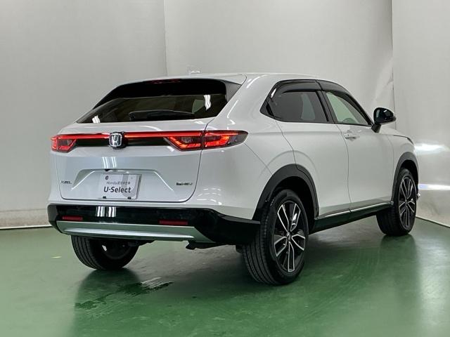 ヴェゼル ｅ：ＨＥＶＺ　ナビ　Ｒカメラ　ブルートゥース　フルセグ　衝突回避支援ブレーキ機能　スマキ　Ｐトランク　フルオートエアコン　エアバッグ　両席エアバック　記録簿付　パワーウィンドウ　ＬＥＤランプ　ソナー　クルーズＣ（8枚目）