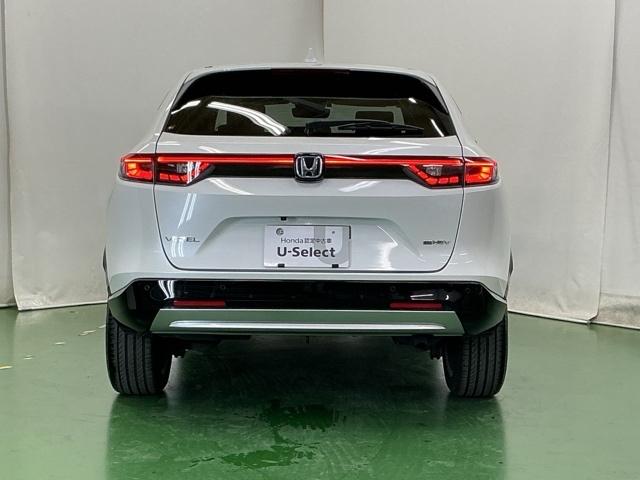 ヴェゼル ｅ：ＨＥＶＺ　ナビ　Ｒカメラ　ブルートゥース　フルセグ　衝突回避支援ブレーキ機能　スマキ　Ｐトランク　フルオートエアコン　エアバッグ　両席エアバック　記録簿付　パワーウィンドウ　ＬＥＤランプ　ソナー　クルーズＣ（9枚目）