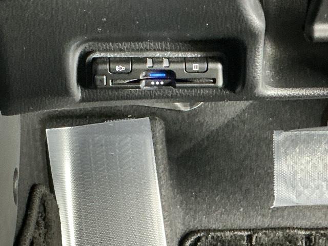 ヴェゼル ｅ：ＨＥＶＺ　ナビ　Ｒカメラ　ブルートゥース　フルセグ　衝突回避支援ブレーキ機能　スマキ　Ｐトランク　フルオートエアコン　エアバッグ　両席エアバック　記録簿付　パワーウィンドウ　ＬＥＤランプ　ソナー　クルーズＣ（13枚目）