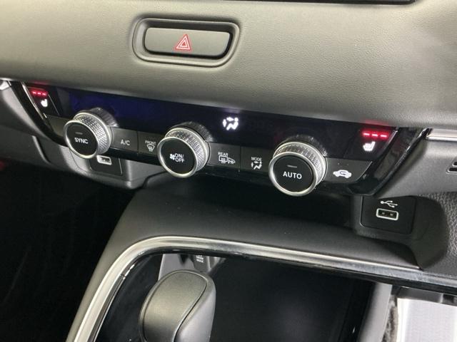 ヴェゼル ｅ：ＨＥＶＺ　ナビ　Ｒカメラ　ブルートゥース　フルセグ　衝突回避支援ブレーキ機能　スマキ　Ｐトランク　フルオートエアコン　エアバッグ　両席エアバック　記録簿付　パワーウィンドウ　ＬＥＤランプ　ソナー　クルーズＣ（14枚目）