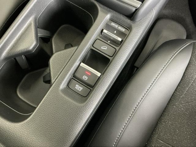 ヴェゼル ｅ：ＨＥＶＺ　ナビ　Ｒカメラ　ブルートゥース　フルセグ　衝突回避支援ブレーキ機能　スマキ　Ｐトランク　フルオートエアコン　エアバッグ　両席エアバック　記録簿付　パワーウィンドウ　ＬＥＤランプ　ソナー　クルーズＣ（16枚目）