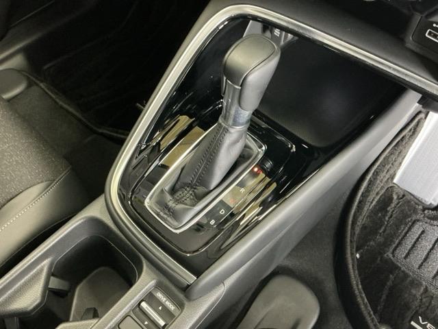 ヴェゼル ｅ：ＨＥＶＺ　ナビ　Ｒカメラ　ブルートゥース　フルセグ　衝突回避支援ブレーキ機能　スマキ　Ｐトランク　フルオートエアコン　エアバッグ　両席エアバック　記録簿付　パワーウィンドウ　ＬＥＤランプ　ソナー　クルーズＣ（17枚目）