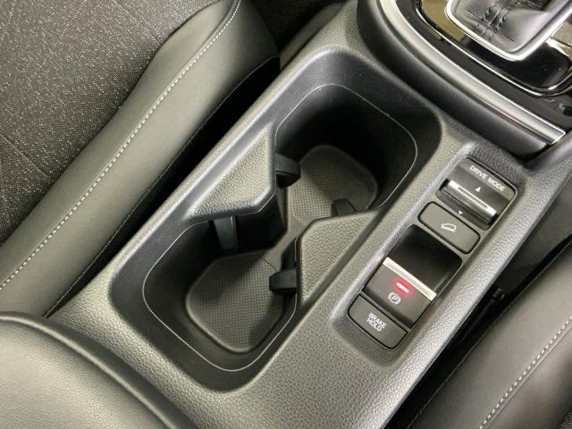 ヴェゼル ｅ：ＨＥＶＺ　ナビ　Ｒカメラ　ブルートゥース　フルセグ　衝突回避支援ブレーキ機能　スマキ　Ｐトランク　フルオートエアコン　エアバッグ　両席エアバック　記録簿付　パワーウィンドウ　ＬＥＤランプ　ソナー　クルーズＣ（18枚目）