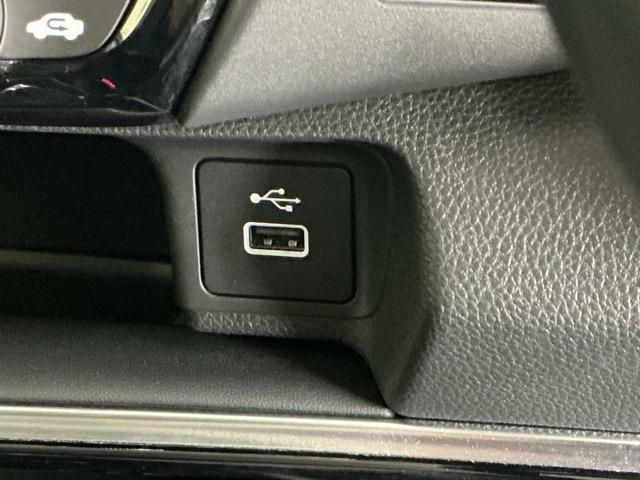 ヴェゼル ｅ：ＨＥＶＺ　ナビ　Ｒカメラ　ブルートゥース　フルセグ　衝突回避支援ブレーキ機能　スマキ　Ｐトランク　フルオートエアコン　エアバッグ　両席エアバック　記録簿付　パワーウィンドウ　ＬＥＤランプ　ソナー　クルーズＣ（19枚目）