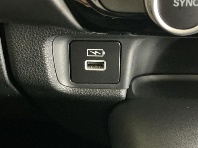 ヴェゼル ｅ：ＨＥＶＺ　ナビ　Ｒカメラ　ブルートゥース　フルセグ　衝突回避支援ブレーキ機能　スマキ　Ｐトランク　フルオートエアコン　エアバッグ　両席エアバック　記録簿付　パワーウィンドウ　ＬＥＤランプ　ソナー　クルーズＣ（20枚目）