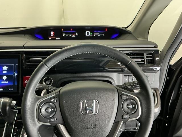 �X�e�A�����O�E�葤�Ɉ��S�^�]�x���@�\�̃z���_�Z���V���O���R���g���[������X�C�b�`�A���葤�ɃI�[�f�B�I�֘A�̃R���g���[���X�C�b�`��z�u�A��������炷���ƂȂ��^�]�ɏW���ł��܂�