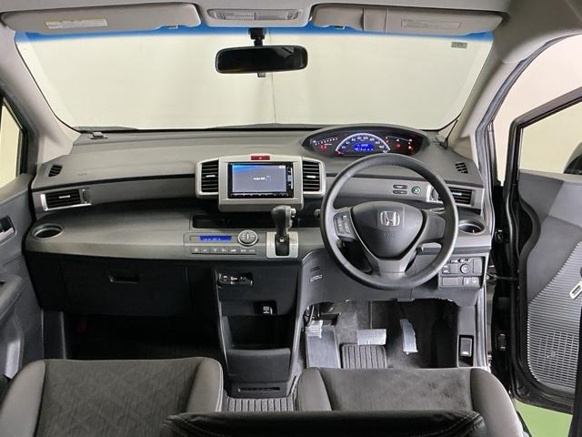 �h���C�o�[�𒆐S�Ɏ��R�Ɏ肪�͂��ʒu�ɂ`�s�Z���N�g���o�[��G�A�R���A�l�X�ȑ���X�C�b�`�Ȃǂ�z�u�A���쐫�ɗD��Ă��܂�