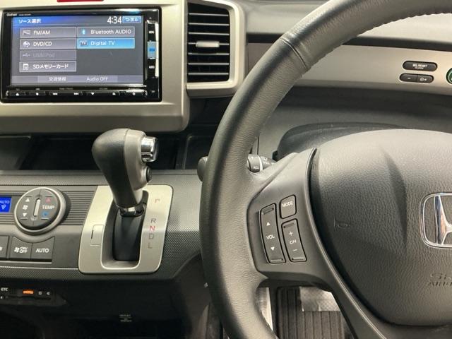 �z���_�����������[�i�r���ڂȂ̂ŁA�����ւ̃h���C�u�����C���������I�X�e�A�����O���葤�ɃI�[�f�B�I�֘A�̃R���g���[���X�C�b�`��z�u���Ă��܂��B���쎞�͎�������炷���ƂȂ��^�]�ɏW���ł��܂�