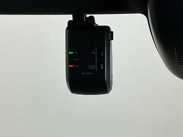 Ｎ－ＢＯＸカスタム ベースグレード　ディスプレイオーディオ　Ｒカメラ　ＥＴＣ　Ｗ電動ドア　ＵＳＢ接続　ＣＭＢＳ　Ｄレコ　ベンチシート　オートエアコン　スマートキ　ＬＥＤ　盗難防止装置　クルコン　バックカメラ　パワーステアリング　ＥＳＣ（13枚目）