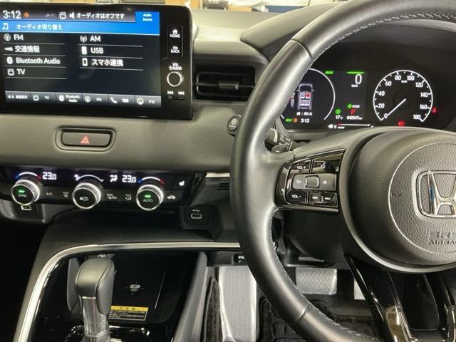 �z���_�����������[�i�r���ڂȂ̂ŁA�����ւ̃h���C�u�����C���������I�X�e�A�����O���葤�ɃI�[�f�B�I�֘A�̃R���g���[���X�C�b�`��z�u���Ă��܂��B���쎞�͎�������炷���ƂȂ��^�]�ɏW���ł��܂�