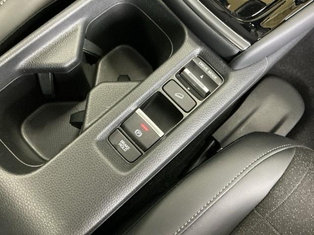 �p�[�L���O�u���[�L�̓X�}�[�g�ȓd�q���䎮�ƍ��킹�ďa�؎����Ƀu���[�L�y�_�����瑫�𗣂��Ă���ԏ�Ԃ�ێ����Ă����I�[�g�u���[�L�z�[���h�@�\�ŉ^�]���y�ɂȂ�܂��B�X�^�[�g�̓A�N�Z���y�_���𓥂ނ���