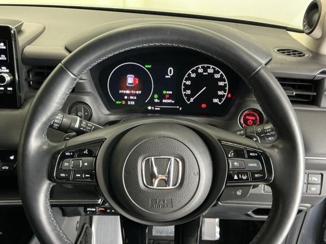 �X�e�A�����O�E�葤�Ɉ��S�^�]�x���@�\�̃z���_�Z���V���O���R���g���[������X�C�b�`�A���葤�ɃI�[�f�B�I�֘A�̃R���g���[���X�C�b�`��z�u�A��������炷���ƂȂ��^�]�ɏW���ł��܂�