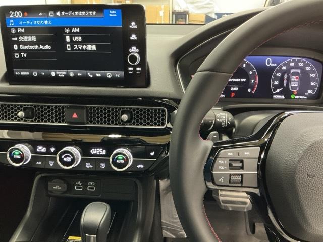 �z���_�����������[�i�r���ڂȂ̂ŁA�����ւ̃h���C�u�����C���������I�X�e�A�����O���葤�ɃI�[�f�B�I�֘A�̃R���g���[���X�C�b�`��z�u���Ă��܂��B���쎞�͎�������炷���ƂȂ��^�]�ɏW���ł��܂�