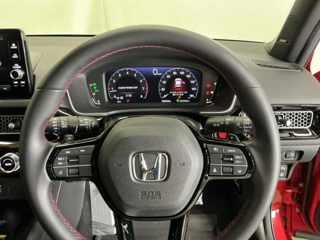 �X�e�A�����O�E�葤�Ɉ��S�^�]�x���@�\�̃z���_�Z���V���O���R���g���[������X�C�b�`�A���葤�ɃI�[�f�B�I�֘A�̃R���g���[���X�C�b�`��z�u�A��������炷���ƂȂ��^�]�ɏW���ł��܂�