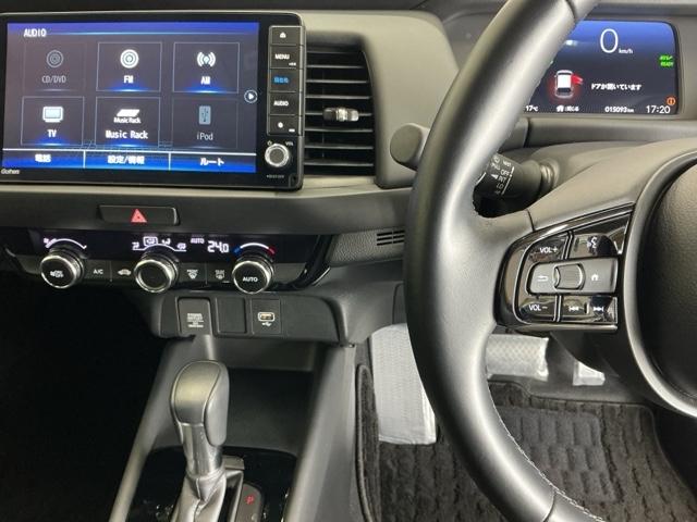 フィット ｅ：ＨＥＶホームブラックスタイル　ナビ　Ｒカメラ　ブルートゥース　フルセグ　オートライト　Ｂカメラ　ＬＥＤライト　クリアランスソナー　サイドＳＲＳ　オートクルーズコントロール　フルオートエアコン　ＶＳＡ　スマ－トキ－　衝突軽減　ＥＴＣ（3枚目）