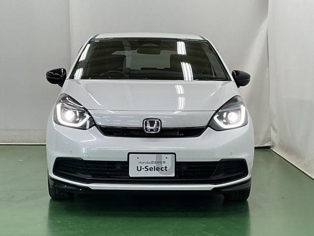 フィット ｅ：ＨＥＶホームブラックスタイル　ナビ　Ｒカメラ　ブルートゥース　フルセグ　オートライト　Ｂカメラ　ＬＥＤライト　クリアランスソナー　サイドＳＲＳ　オートクルーズコントロール　フルオートエアコン　ＶＳＡ　スマ－トキ－　衝突軽減　ＥＴＣ（6枚目）