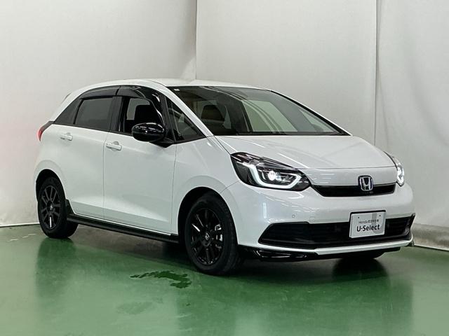 フィット ｅ：ＨＥＶホームブラックスタイル　ナビ　Ｒカメラ　ブルートゥース　フルセグ　オートライト　Ｂカメラ　ＬＥＤライト　クリアランスソナー　サイドＳＲＳ　オートクルーズコントロール　フルオートエアコン　ＶＳＡ　スマ－トキ－　衝突軽減　ＥＴＣ（7枚目）