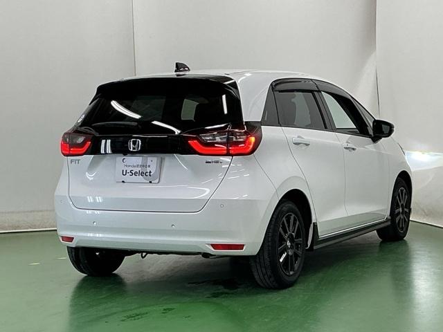 フィット ｅ：ＨＥＶホームブラックスタイル　ナビ　Ｒカメラ　ブルートゥース　フルセグ　オートライト　Ｂカメラ　ＬＥＤライト　クリアランスソナー　サイドＳＲＳ　オートクルーズコントロール　フルオートエアコン　ＶＳＡ　スマ－トキ－　衝突軽減　ＥＴＣ（8枚目）