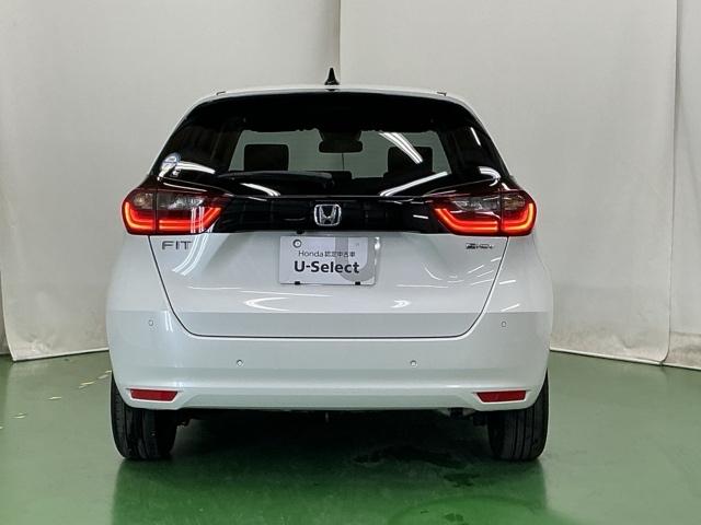 フィット ｅ：ＨＥＶホームブラックスタイル　ナビ　Ｒカメラ　ブルートゥース　フルセグ　オートライト　Ｂカメラ　ＬＥＤライト　クリアランスソナー　サイドＳＲＳ　オートクルーズコントロール　フルオートエアコン　ＶＳＡ　スマ－トキ－　衝突軽減　ＥＴＣ（9枚目）
