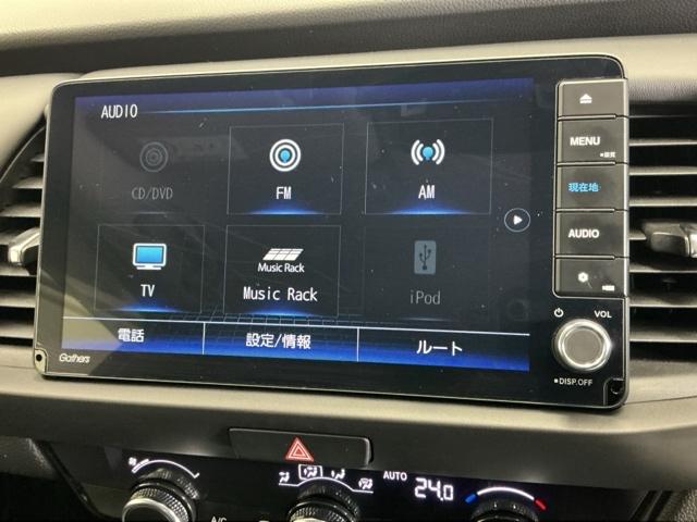 フィット ｅ：ＨＥＶホームブラックスタイル　ナビ　Ｒカメラ　ブルートゥース　フルセグ　オートライト　Ｂカメラ　ＬＥＤライト　クリアランスソナー　サイドＳＲＳ　オートクルーズコントロール　フルオートエアコン　ＶＳＡ　スマ－トキ－　衝突軽減　ＥＴＣ（11枚目）