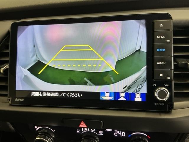 フィット ｅ：ＨＥＶホームブラックスタイル　ナビ　Ｒカメラ　ブルートゥース　フルセグ　オートライト　Ｂカメラ　ＬＥＤライト　クリアランスソナー　サイドＳＲＳ　オートクルーズコントロール　フルオートエアコン　ＶＳＡ　スマ－トキ－　衝突軽減　ＥＴＣ（12枚目）