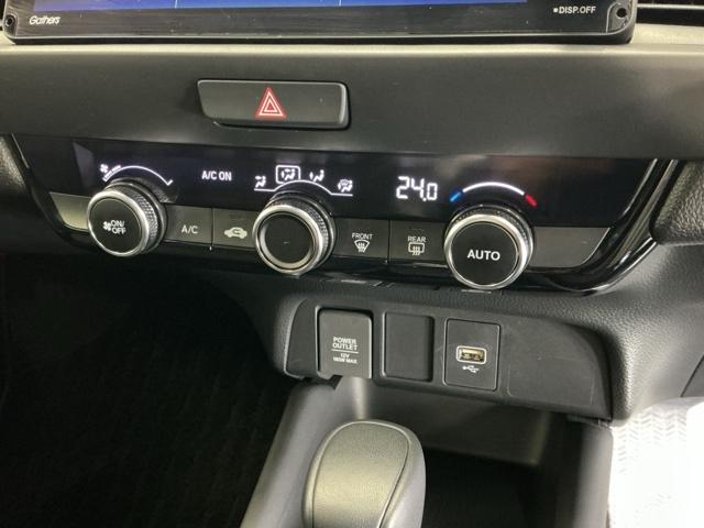 フィット ｅ：ＨＥＶホームブラックスタイル　ナビ　Ｒカメラ　ブルートゥース　フルセグ　オートライト　Ｂカメラ　ＬＥＤライト　クリアランスソナー　サイドＳＲＳ　オートクルーズコントロール　フルオートエアコン　ＶＳＡ　スマ－トキ－　衝突軽減　ＥＴＣ（14枚目）