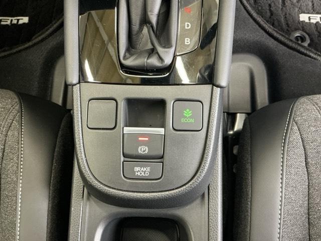 フィット ｅ：ＨＥＶホームブラックスタイル　ナビ　Ｒカメラ　ブルートゥース　フルセグ　オートライト　Ｂカメラ　ＬＥＤライト　クリアランスソナー　サイドＳＲＳ　オートクルーズコントロール　フルオートエアコン　ＶＳＡ　スマ－トキ－　衝突軽減　ＥＴＣ（15枚目）