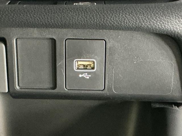 フィット ｅ：ＨＥＶホームブラックスタイル　ナビ　Ｒカメラ　ブルートゥース　フルセグ　オートライト　Ｂカメラ　ＬＥＤライト　クリアランスソナー　サイドＳＲＳ　オートクルーズコントロール　フルオートエアコン　ＶＳＡ　スマ－トキ－　衝突軽減　ＥＴＣ（18枚目）