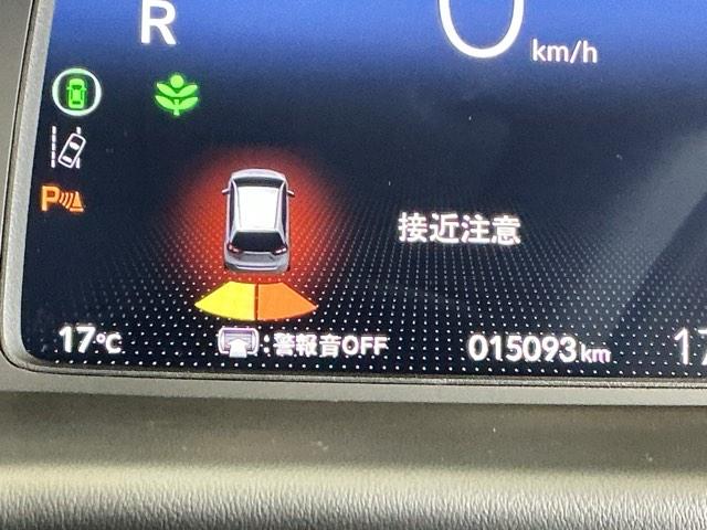 フィット ｅ：ＨＥＶホームブラックスタイル　ナビ　Ｒカメラ　ブルートゥース　フルセグ　オートライト　Ｂカメラ　ＬＥＤライト　クリアランスソナー　サイドＳＲＳ　オートクルーズコントロール　フルオートエアコン　ＶＳＡ　スマ－トキ－　衝突軽減　ＥＴＣ（19枚目）