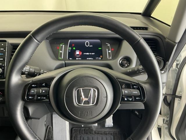 フィット ｅ：ＨＥＶホームブラックスタイル　ナビ　Ｒカメラ　ブルートゥース　フルセグ　オートライト　Ｂカメラ　ＬＥＤライト　クリアランスソナー　サイドＳＲＳ　オートクルーズコントロール　フルオートエアコン　ＶＳＡ　スマ－トキ－　衝突軽減　ＥＴＣ（22枚目）