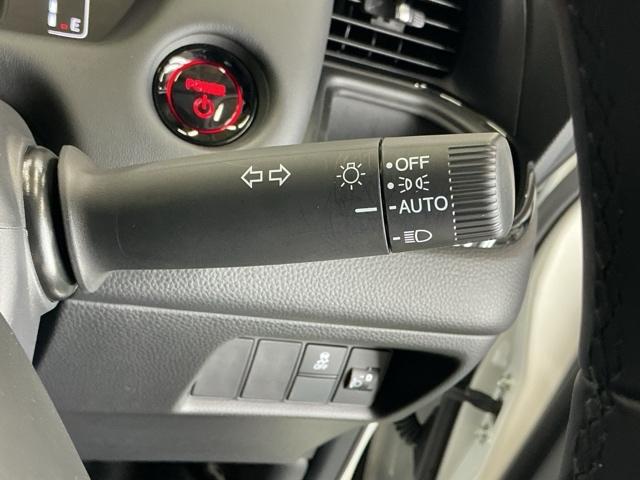 フィット ｅ：ＨＥＶホームブラックスタイル　ナビ　Ｒカメラ　ブルートゥース　フルセグ　オートライト　Ｂカメラ　ＬＥＤライト　クリアランスソナー　サイドＳＲＳ　オートクルーズコントロール　フルオートエアコン　ＶＳＡ　スマ－トキ－　衝突軽減　ＥＴＣ（23枚目）