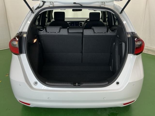 フィット ｅ：ＨＥＶホームブラックスタイル　ナビ　Ｒカメラ　ブルートゥース　フルセグ　オートライト　Ｂカメラ　ＬＥＤライト　クリアランスソナー　サイドＳＲＳ　オートクルーズコントロール　フルオートエアコン　ＶＳＡ　スマ－トキ－　衝突軽減　ＥＴＣ（25枚目）