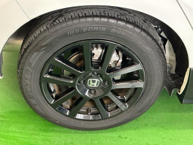 フィット ｅ：ＨＥＶホームブラックスタイル　ナビ　Ｒカメラ　ブルートゥース　フルセグ　オートライト　Ｂカメラ　ＬＥＤライト　クリアランスソナー　サイドＳＲＳ　オートクルーズコントロール　フルオートエアコン　ＶＳＡ　スマ－トキ－　衝突軽減　ＥＴＣ（28枚目）