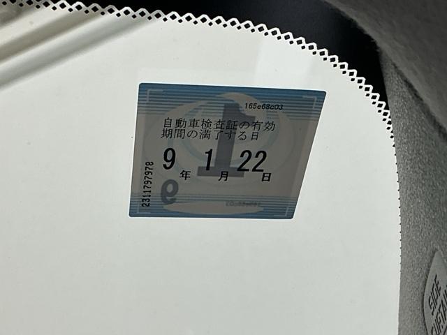 フィット ｅ：ＨＥＶホームブラックスタイル　ナビ　Ｒカメラ　ブルートゥース　フルセグ　オートライト　Ｂカメラ　ＬＥＤライト　クリアランスソナー　サイドＳＲＳ　オートクルーズコントロール　フルオートエアコン　ＶＳＡ　スマ－トキ－　衝突軽減　ＥＴＣ（30枚目）