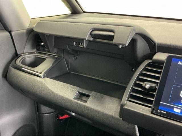 フィット ｅ：ＨＥＶホームブラックスタイル　ナビ　Ｒカメラ　ブルートゥース　フルセグ　オートライト　Ｂカメラ　ＬＥＤライト　クリアランスソナー　サイドＳＲＳ　オートクルーズコントロール　フルオートエアコン　ＶＳＡ　スマ－トキ－　衝突軽減　ＥＴＣ（46枚目）