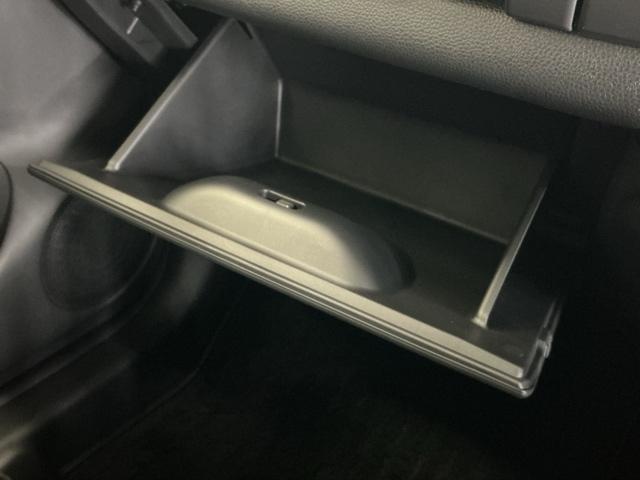 フィット ｅ：ＨＥＶホームブラックスタイル　ナビ　Ｒカメラ　ブルートゥース　フルセグ　オートライト　Ｂカメラ　ＬＥＤライト　クリアランスソナー　サイドＳＲＳ　オートクルーズコントロール　フルオートエアコン　ＶＳＡ　スマ－トキ－　衝突軽減　ＥＴＣ（47枚目）