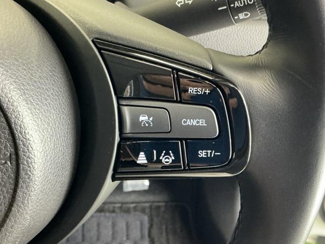 フィット ｅ：ＨＥＶホームブラックスタイル　ナビ　Ｒカメラ　ブルートゥース　フルセグ　オートライト　Ｂカメラ　ＬＥＤライト　クリアランスソナー　サイドＳＲＳ　オートクルーズコントロール　フルオートエアコン　ＶＳＡ　スマ－トキ－　衝突軽減　ＥＴＣ（52枚目）