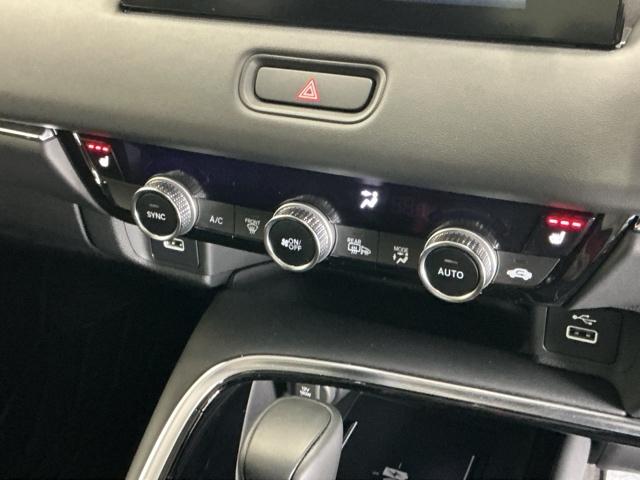 ヴェゼル ｅ：ＨＥＶＺ　ドラレコ　ナビ　Ｒカメラ　ブルートゥース　衝突回避支援ブレーキ機能　スマキ　Ｐトランク　フルオートエアコン　Ｄレコ　エアバッグ　両席エアバック　記録簿付　パワーウィンドウ　ＬＥＤランプ　ソナー　ＵＳＢ（16枚目）