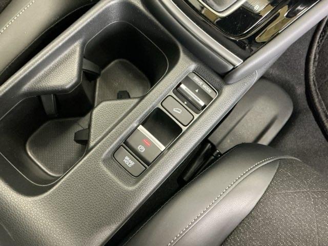 ヴェゼル ｅ：ＨＥＶＺ　ドラレコ　ナビ　Ｒカメラ　ブルートゥース　衝突回避支援ブレーキ機能　スマキ　Ｐトランク　フルオートエアコン　Ｄレコ　エアバッグ　両席エアバック　記録簿付　パワーウィンドウ　ＬＥＤランプ　ソナー　ＵＳＢ（18枚目）