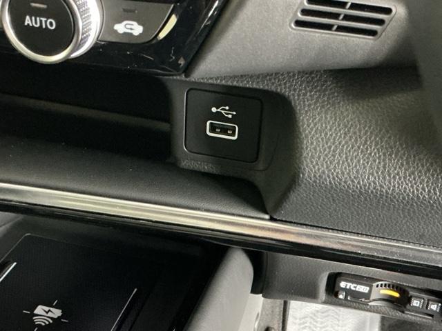 ヴェゼル ｅ：ＨＥＶＺ　ドラレコ　ナビ　Ｒカメラ　ブルートゥース　衝突回避支援ブレーキ機能　スマキ　Ｐトランク　フルオートエアコン　Ｄレコ　エアバッグ　両席エアバック　記録簿付　パワーウィンドウ　ＬＥＤランプ　ソナー　ＵＳＢ（21枚目）