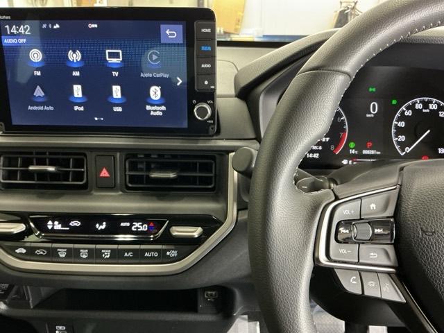 �z���_�����������[�i�r���ڂȂ̂ŁA�����ւ̃h���C�u�����C���������I�X�e�A�����O���葤�ɃI�[�f�B�I�֘A�̃R���g���[���X�C�b�`��z�u���Ă��܂��B���쎞�͎�������炷���ƂȂ��^�]�ɏW���ł��܂�