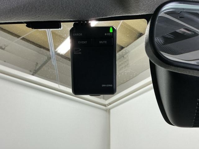 �܂����I�̎��̂��߂Ƀh���C�u���R�[�_�[�������Ă��܂��B�Փ˂����m����ƈ�莞�ԉ摜�������ۑ��ł���̂ň��S�ł�