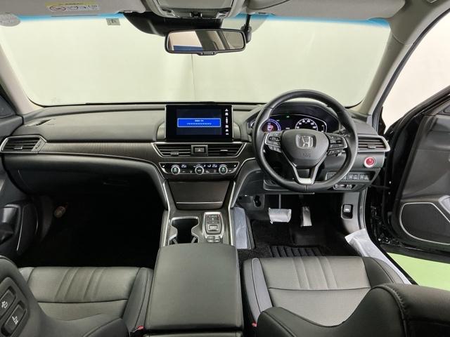 �h���C�o�[�𒆐S�Ɏ��R�Ɏ肪�͂��ʒu�ɂ`�s�Z���N�g���o�[��G�A�R���A�l�X�ȑ���X�C�b�`�Ȃǂ�z�u�A���쐫�ɗD��Ă��܂�