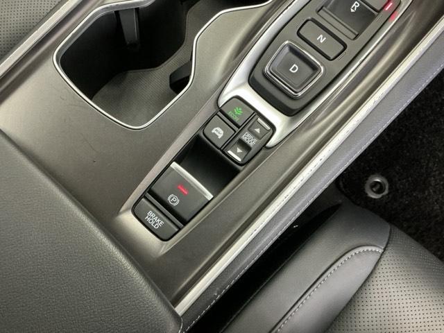 �p�[�L���O�u���[�L�̓X�}�[�g�ȓd�q���䎮�ƍ��킹�ďa�؎����Ƀu���[�L�y�_�����瑫�𗣂��Ă���ԏ�Ԃ�ێ����Ă����I�[�g�u���[�L�z�[���h�@�\�ŉ^�]���y�ɂȂ�܂��B�X�^�[�g�̓A�N�Z���y�_���𓥂ނ���