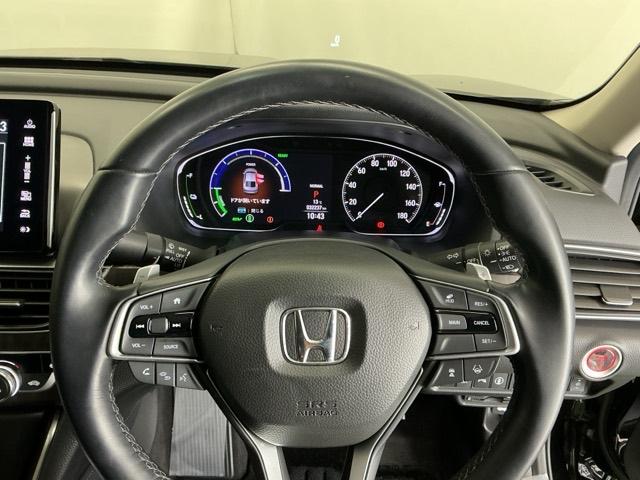 �X�e�A�����O�E�葤�Ɉ��S�^�]�x���@�\�̃z���_�Z���V���O���R���g���[������X�C�b�`�A���葤�ɃI�[�f�B�I�֘A�̃R���g���[���X�C�b�`��z�u�A��������炷���ƂȂ��^�]�ɏW���ł��܂�