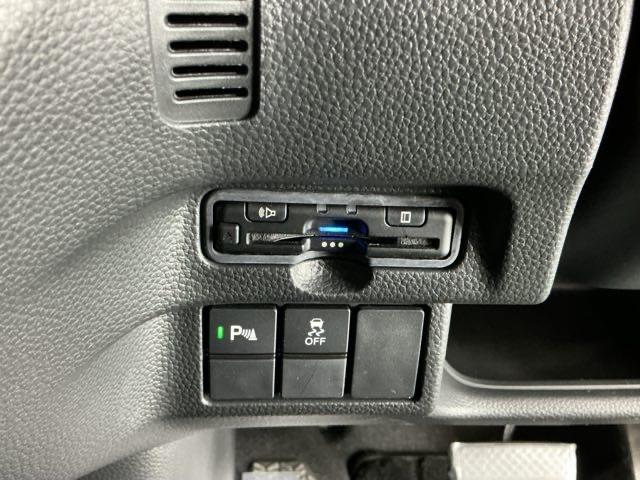 N-BOXカスタム L ナビ Rカメラ ブルートゥース フルセグ 両席エアバック Bモニタ ブレーキサポート セキュリティー LEDランプ キーレスエントリー 記録簿 SRS 横滑り防止機能 片側電動両側スライドドア PW(13枚目)