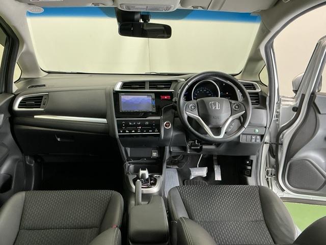 �h���C�o�[�𒆐S�Ɏ��R�Ɏ肪�͂��ʒu�ɂ`�s�Z���N�g���o�[��G�A�R���A�l�X�ȑ���X�C�b�`�Ȃǂ�z�u�A���쐫�ɗD��Ă��܂�