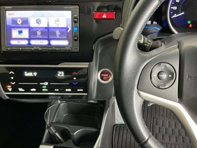 �z���_�����������[�i�r���ڂȂ̂ŁA�����ւ̃h���C�u�����C���������I�X�e�A�����O���葤�ɃI�[�f�B�I�֘A�̃R���g���[���X�C�b�`��z�u���Ă��܂��B���쎞�͎�������炷���ƂȂ��^�]�ɏW���ł��܂�