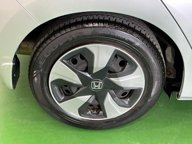 �X�`�[���z�C�[���ɂ͂��ꂢ�ɃN���[�j���O���ꂽ�z�C�[���g�����i�L���b�v�j���t���Ă��܂�